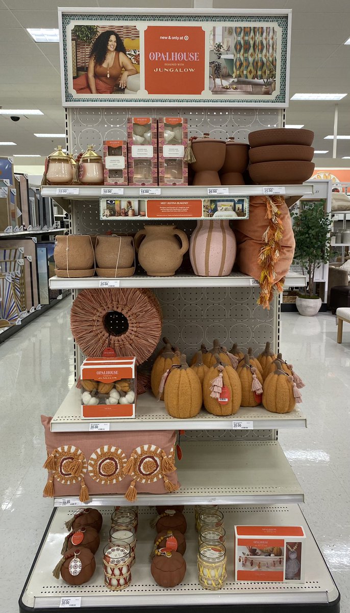 ElyssaSue's tweet photo. Quick table and endcap remerch before the weekend. ππΎ Recognition to Sidney for working with me to learn some new remerchandising skills! #t1317 #vmlife #targetvm @k_ledesma6913 @cinlafountain @ashleyglick9 @settoselltarget @aleahmarie19 @garmtgt https://t.co/wVtZ9wDLeV
