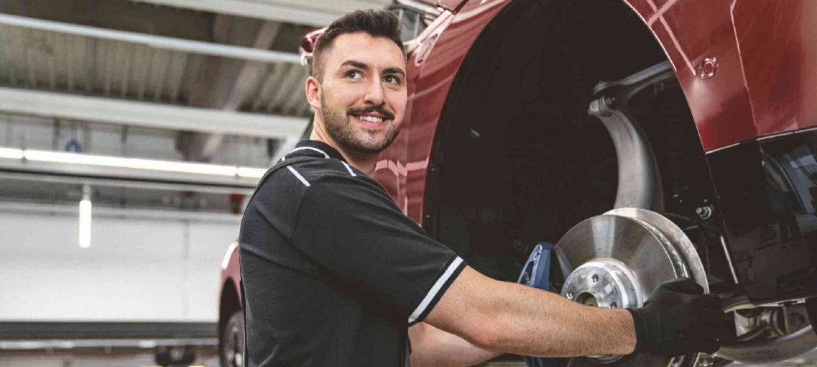 Svi vozači BMW-a u Srbiji od sada će uz nekoliko klikova imati na raspolaganju brze informacije o aktuelnim opozivima i tehničkom unapređenju vozila ukucavanjem broja šasije svog auta na zvaničnom sajtu BMW Srbija.
Više informacija: bit.ly/3p4s1JW