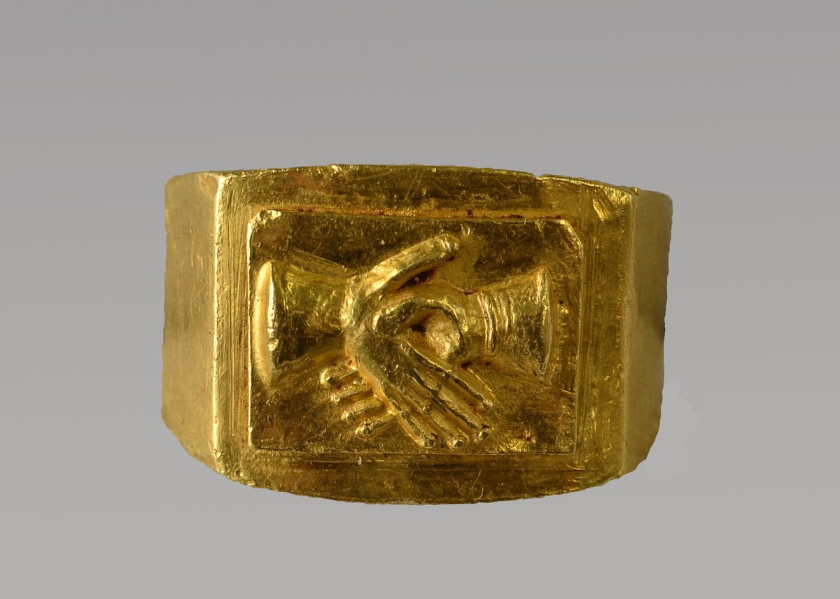 ghostofhellas's tweet photo. Ancient Roman gold wedding ring featuring two hands shaking, c. 3rd century AD. Source: #theMet https://t.co/ZE2AeKIMIi