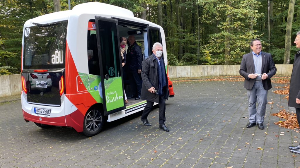 WirtschaftNRW's tweet photo. Fahrerlos können BürgerInnen vom Stadtbahnhof #Iserlohn zur @FHSuedwestfalen pendeln. @a_pinkwart zum Start des a-BUS: Digitale #Innovationen, #KI und starke Partner ermöglichen neue #Mobilitaet im ländlichen Raum. @Uni_Wuppertal #DigitaleModellregionen https://t.co/rluczIVxYx