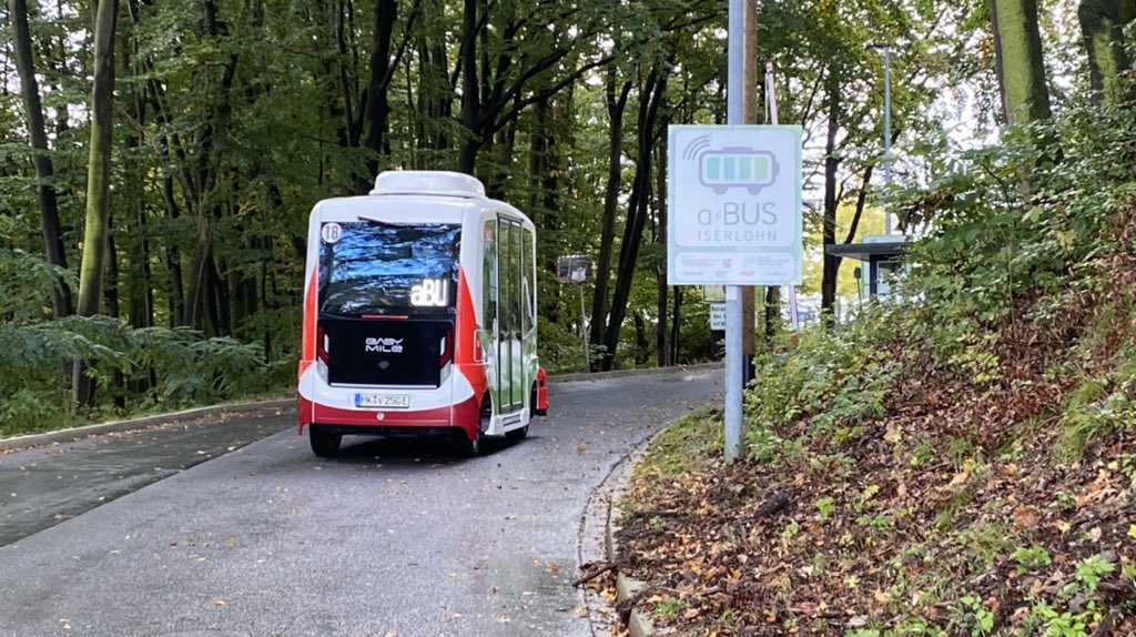 WirtschaftNRW's tweet photo. Fahrerlos können BürgerInnen vom Stadtbahnhof #Iserlohn zur @FHSuedwestfalen pendeln. @a_pinkwart zum Start des a-BUS: Digitale #Innovationen, #KI und starke Partner ermöglichen neue #Mobilitaet im ländlichen Raum. @Uni_Wuppertal #DigitaleModellregionen https://t.co/rluczIVxYx