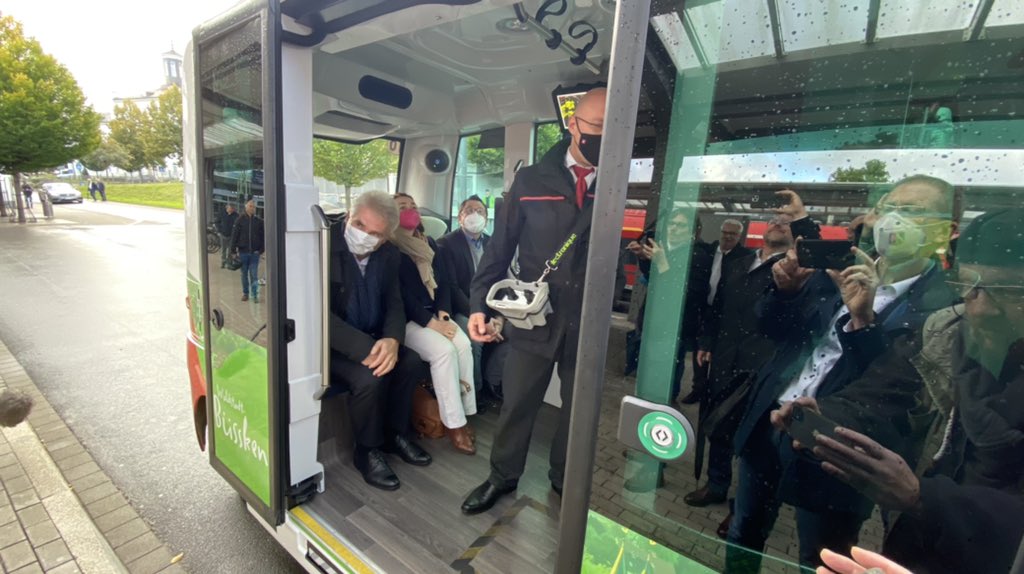 WirtschaftNRW's tweet photo. Fahrerlos können BürgerInnen vom Stadtbahnhof #Iserlohn zur @FHSuedwestfalen pendeln. @a_pinkwart zum Start des a-BUS: Digitale #Innovationen, #KI und starke Partner ermöglichen neue #Mobilitaet im ländlichen Raum. @Uni_Wuppertal #DigitaleModellregionen https://t.co/rluczIVxYx