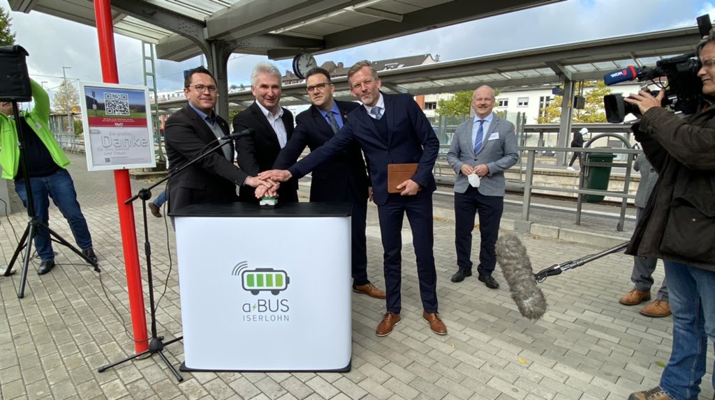 WirtschaftNRW's tweet photo. Fahrerlos können BürgerInnen vom Stadtbahnhof #Iserlohn zur @FHSuedwestfalen pendeln. @a_pinkwart zum Start des a-BUS: Digitale #Innovationen, #KI und starke Partner ermöglichen neue #Mobilitaet im ländlichen Raum. @Uni_Wuppertal #DigitaleModellregionen https://t.co/rluczIVxYx