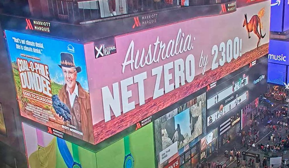 YannWeb's tweet photo. Magnifique campagne de com' pour dénoncer le dénialisme du gouv #Coal-Morisson 🇦🇺 juste avant la #COP26 de #Glasgow 
Et à Times Square #NewYork s'il vous plait !

Explication (financement etc) ici ⤵️
https://t.co/js1gUeqUhy

#PointThemOut https://t.co/c4jnzhyJnr