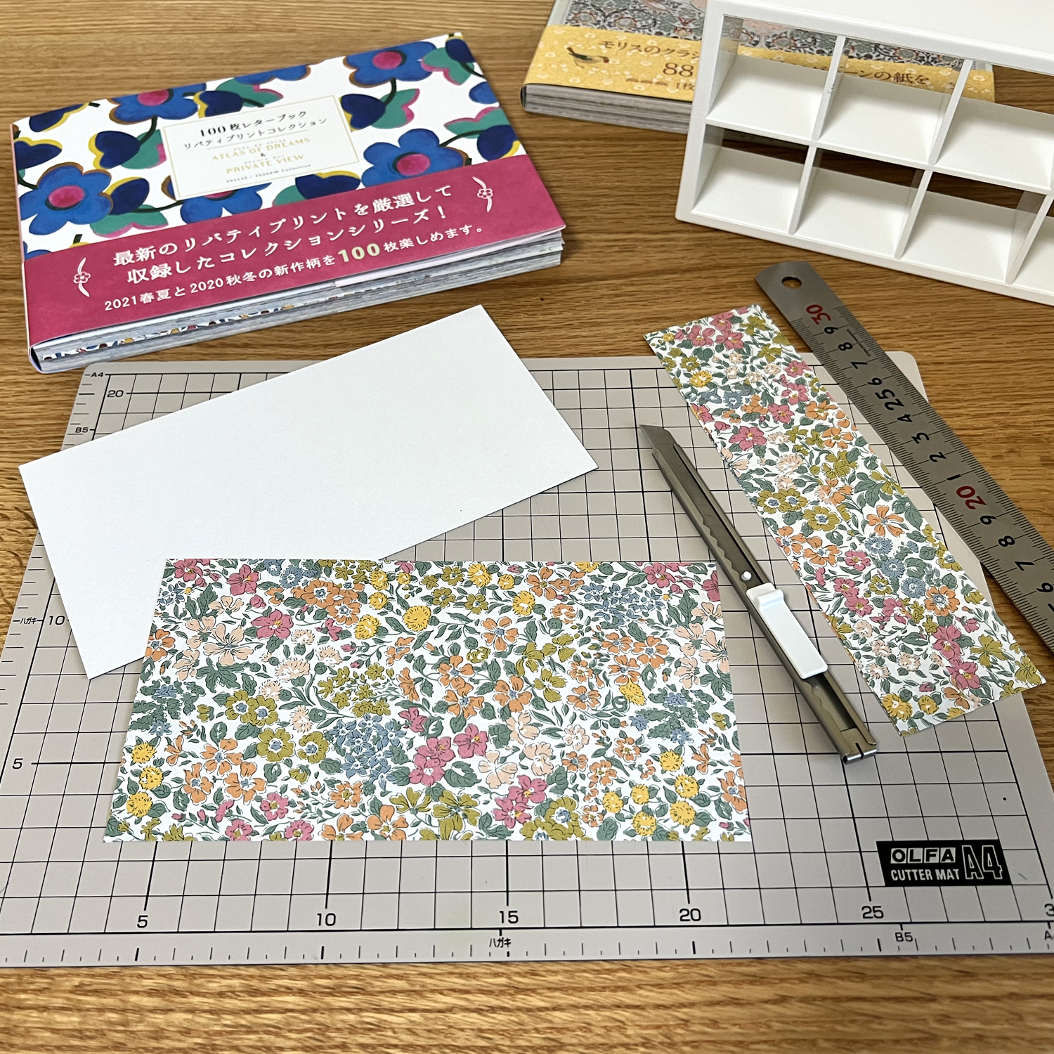 ぱんくま オープンシェルフなので 背面をアレンジしても可愛いです 100均工作用紙と100枚レターブックのリバティ柄を使用 1マスの内寸サイズが 幅4 1cm 高さ4 1cm 奥行き4 8cm と小さめなので 飾りたい物がある場合は事前のサイズ確認が