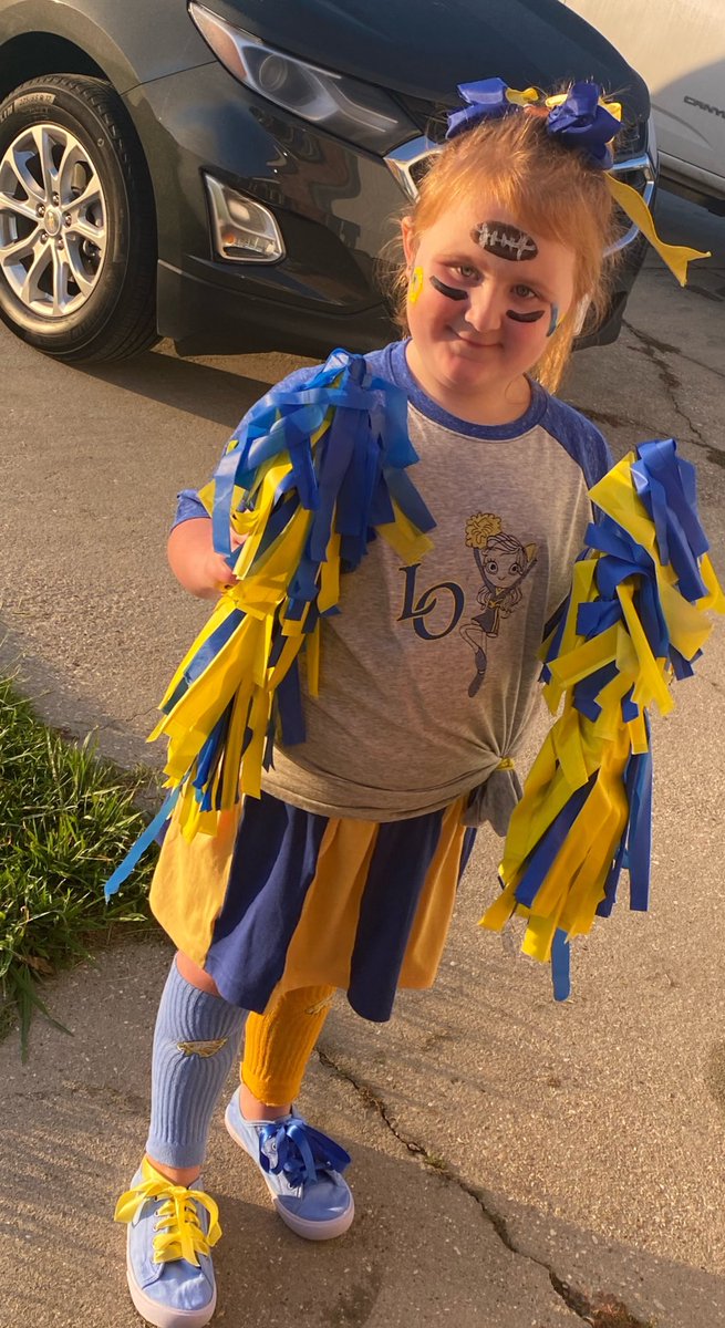 JanetMelancon's tweet photo. She isn't much for letting face paint dry between colors but it will be fine...sh is happy so I am happy. #sabd #grannysheart #footballfriday #fishfriday #loh #nloe https://t.co/7EYO6pKPoE