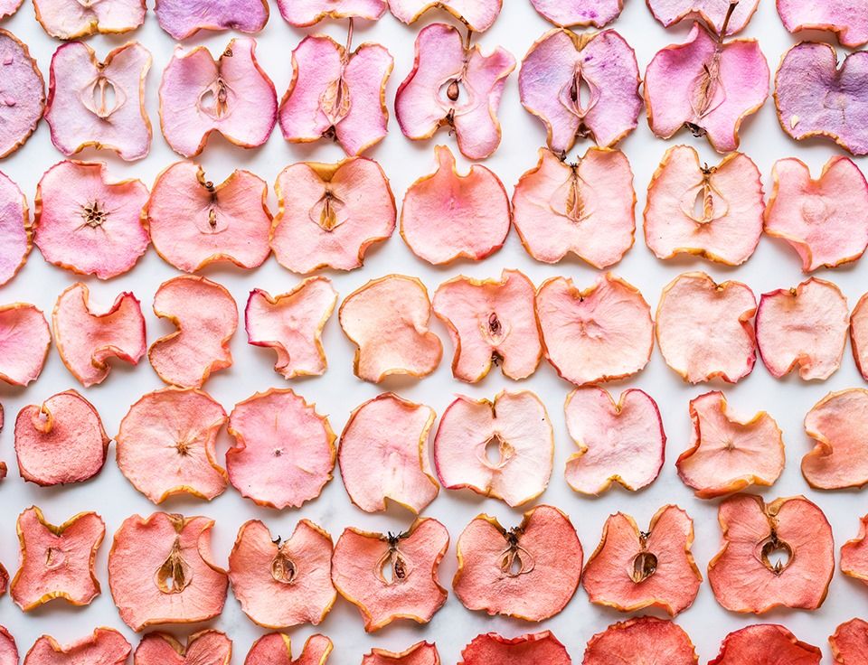 SAFruit's tweet photo. 50 shades of pink 💕 @pinklady_apples 🍎 Apple crisps are an ideal super-healthy snacks for kids! 
#southafricanfruit #pomefruit #apples #pinklady #healthyfood #healthydiet #goodforyou #snacking #healthysnack #applecrisps https://t.co/Z8LLK3xKK3