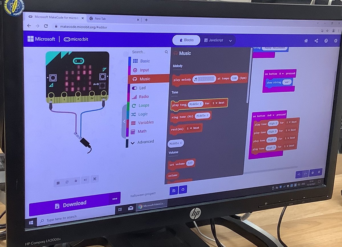 TechnologyDHS's tweet image. Year 4 students enjoyed today&apos;s #halloween 🎃edition of #CodingAndRoboticsClub in their halloween outfits!  They used the #microbits to code #spooky halloween 🦇 messages and music! #WeLoveCoding #coding #robotics