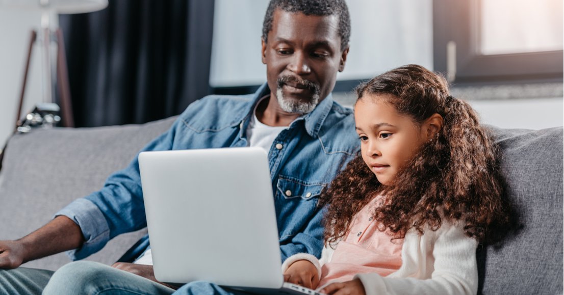 IM_org's tweet photo. Could your child be experiencing too much #screentime? Our advice hub features concerns from parents along with tips to manage risks >> https://t.co/rDSVfNS9fb #digital #onlinesafety https://t.co/opsKzK9D6N