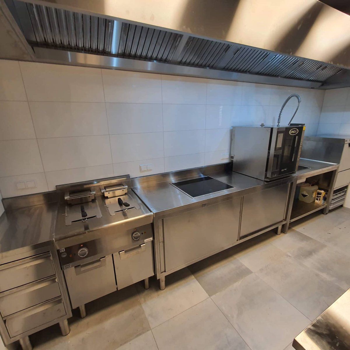 Al weer even geleden maar mag niet ontbreken uiteraard om te delen. In Woerden gehele keuken geleverd en geplaatst voor bedrijfskantine
#unox #combisteel #bedrijfskantine #grootkeuken #rvs #rvsmaatwerk #smeg #woerden #Horeca #keuken #professioneel #smegfoodservice