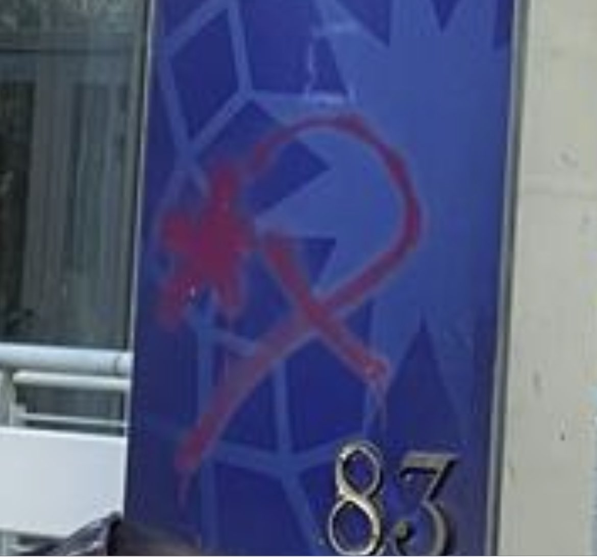 LucioMalan's tweet photo. Ignobile attacco alla sede del candidato sindaco di Roma @EnricoMichetti con tanto di stella a 5 punte delle Brigate Rosse e Falce e Martello https://t.co/59qzBGBKGu