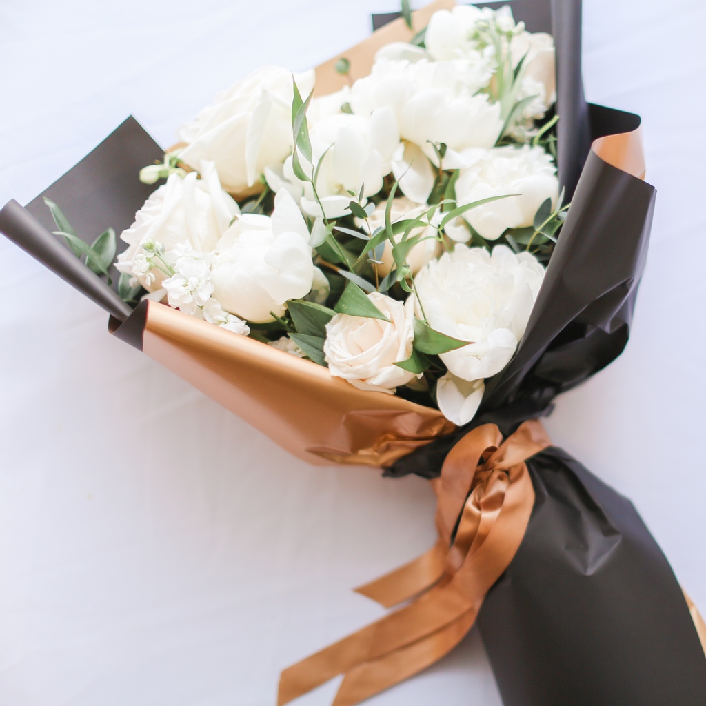 itsvintagebash's tweet photo. Did you know that when sending flowers became en vogue in Old World Europe, florists then did not put together bouquets merely for aesthetics? 

Can you guess what message these flowers in this bouquet carried?

#love #rose #whiteroses #freshflowers #bouquet #floraldesign https://t.co/71T2fUP1Gq