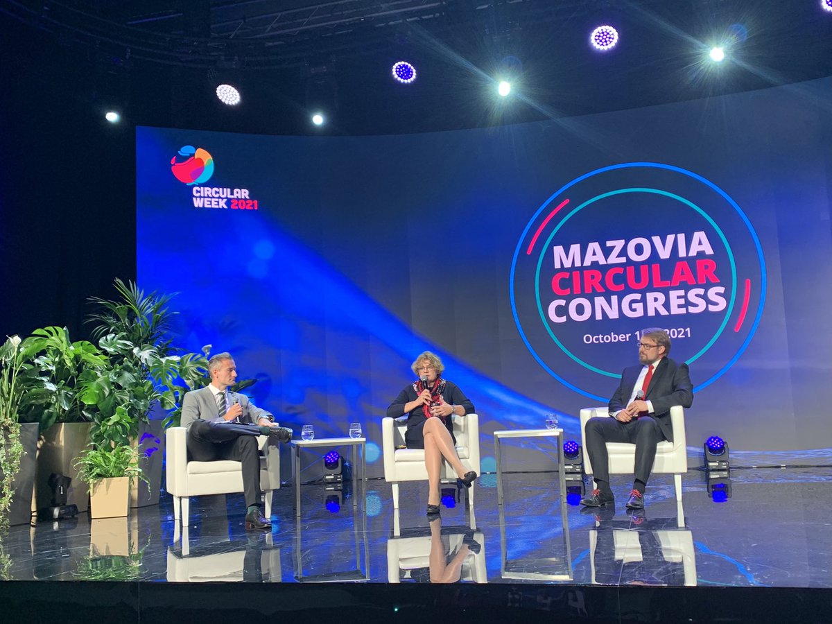 PlasticsEuropeP's tweet photo. Na Mazovia Circular Congress rozpoczął się panel dyskusyjny: Cyrkularne surowce przyszłości z udziałem Anny Kozery-Szałkowskiej. Podkreślono znaczenie edukacji ekologicznej i potencjał, jaki niosą nowe technologie recyklingu w zamykaniu obiegu tworzyw. #CircularWeek2021 https://t.co/Ma54FgGjPl