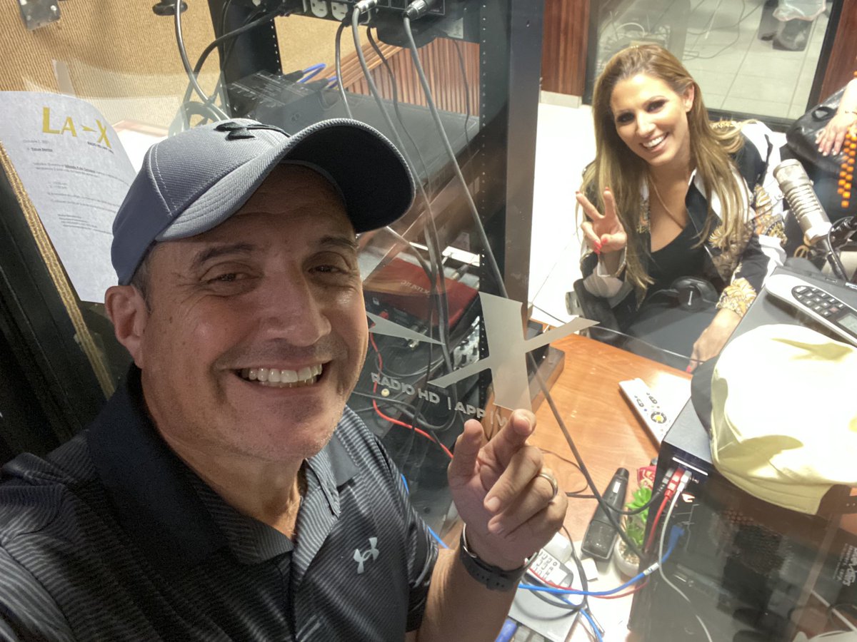 redshadowpr's tweet image. Con ésta nena 🥰 @bernardom03 @laxpr 

#radio
#laxpr
#elrelajolax
#margaritabernardo 
#redshadow