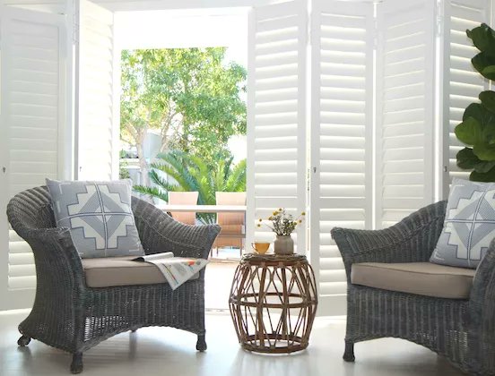 r_ctrading's tweet image. Shutters have many benefits to a home and its users, but finding the right fit for you starts with a simple question, do I want shutters for safety or design??

Security Shutters offe both quality aesthetics and safety for your home😉.. Time to #MakeYourDay ♥️🏡