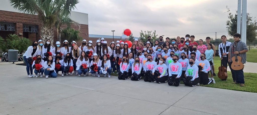 sphsdbacknation's tweet photo. WE HAVE THE VERY BEST STUDENTS!!! WE LOVE YOU, MRS. GARCIA! #DIAMONDBACKSTRONG #FAMILY #ITSGAMEDAY!! https://t.co/oktp51KlCS