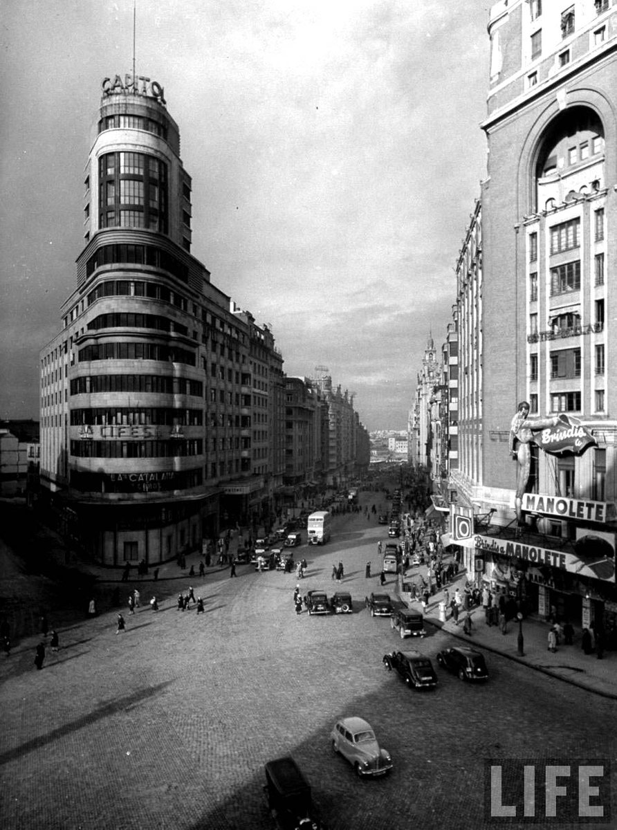 Granviademadrid's tweet photo. Felicidades al #EdificioCarrión que hoy cumple 88 años.
Conocido también como #EdificioCapitol, un icono de la Gran Vía madrileña. El inmueble de catorce plantas, fue proyectado por los arquitectos Luis Martínez-Feduchi Ruiz y Vicente Eced y Eced y construido entre 1931 y 1933. https://t.co/f3OUtAUdZH