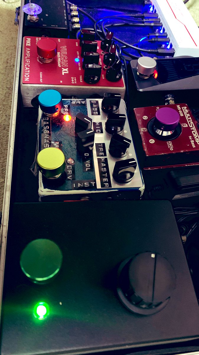 matsuura0207's tweet photo. 録音して音確認してるんだけど、この3つがいい味出してくれてる

そしてまたBASSのツマミが右に回った！

#40000pre
#BassmasterPreamp
#VulcanXL https://t.co/45g1GkjKWc