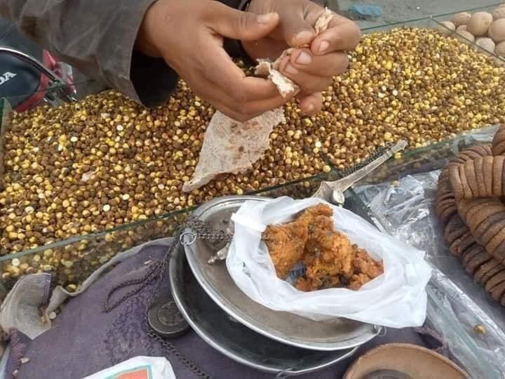 Hassann22482548's tweet photo. #TradeWithRain یہ آج کا واقعہ ہے
تونسہ کے اسسٹنٹ کمشنر نے آج ایک ریڑھی والے کو جرمانہ کیا
جبکہ اس ریڑھی والے کی حیثیت یہ ہے
پکوڑوں کے ساتھ دن کو روٹی کھارہا ہے.
کیا ppscاور Fpscکا انٹرویو نظام ایسا نہیں 
جو جج کرسکے
کہ کون سا عہدہ کس ذہنیت والے کو دینا ہے.
@ImranKhanPTI https://t.co/CGWW7PGWIW