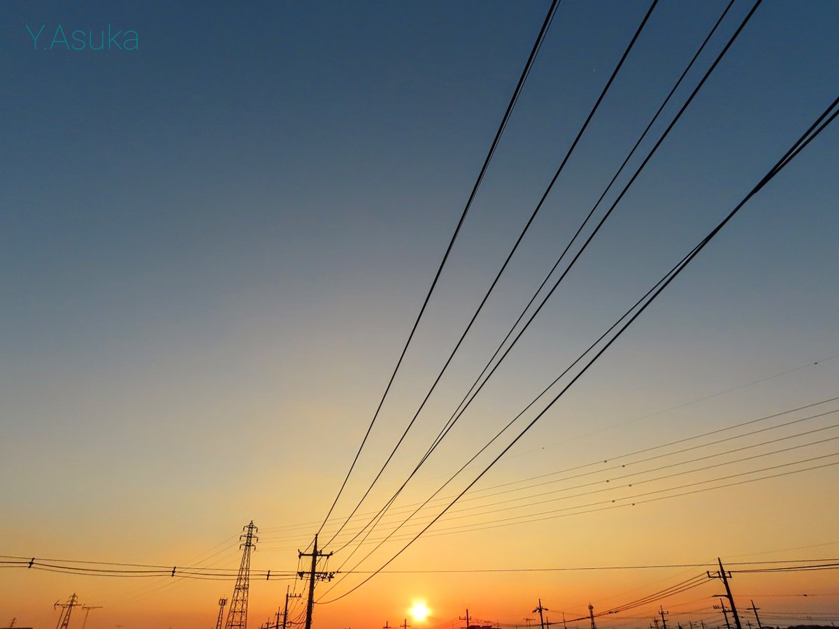 yumeasutw's tweet photo. 真ん丸夕陽🌇とお月様🌔
お疲れ様です🏁
穏やかな #夕空 をオレンジ色に染め上げ沈み行く #夕陽 💛
南東の #青空 には、オレンジに染まる #十日月 (月齢8.9)
地平線は桃色の #ビーナスベルト 💗
#夕焼け #鉄塔 #電柱 #電線
#空の名前
#天気の図鑑
#レイリー散乱
#月 #moon
#a2021 #a1015 #a202110 https://t.co/88bZaRgdHz