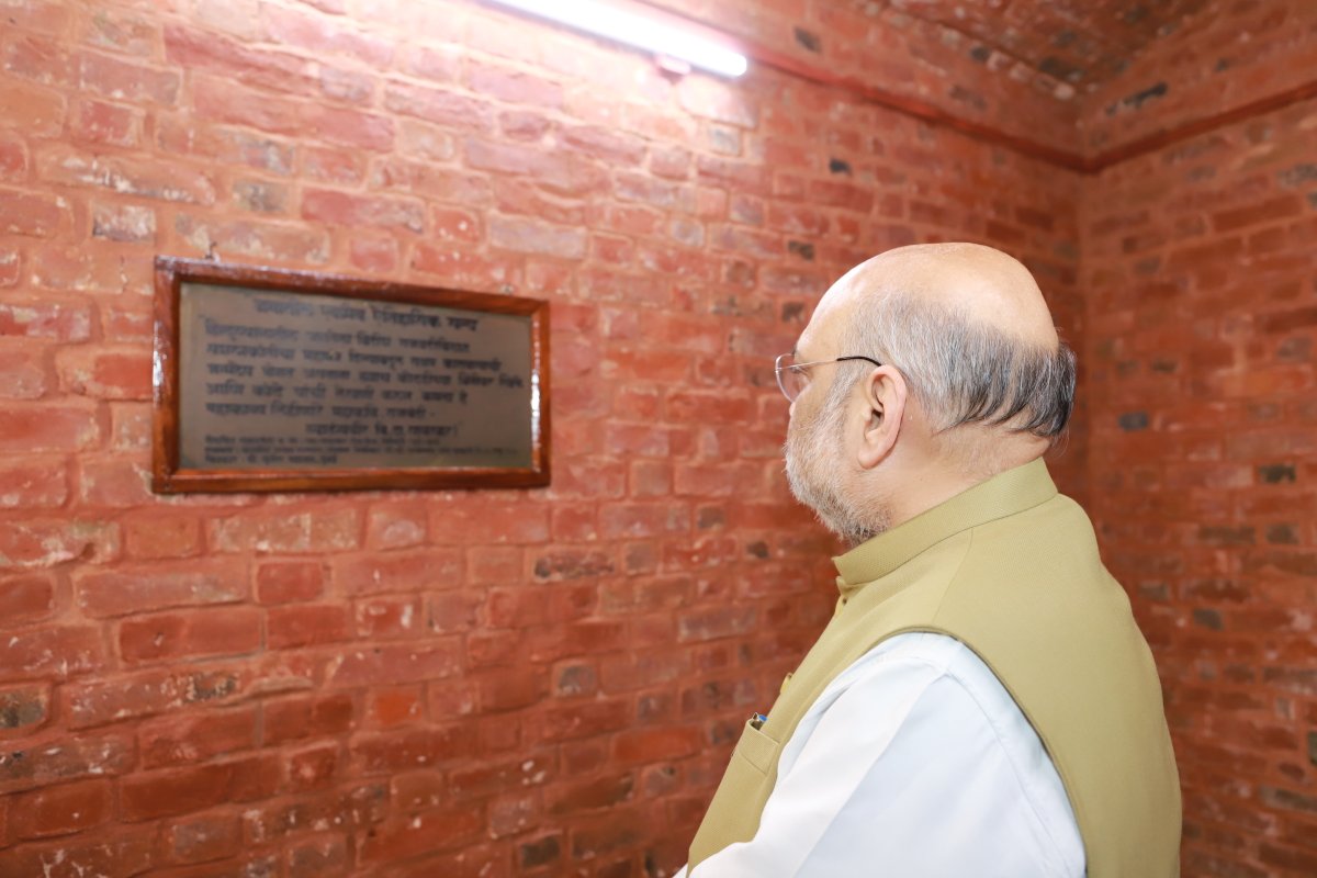 AmitShah's tweet photo. सेल्युलर जेल में वीर सावरकर जी की कोठरी में जाकर उन्हें श्रद्धांजलि अर्पित की।

इसी कोठरी में स्वयं को तिल-तिल जलाकर उन्होंने देशवासियों में स्वाधीनता की लौ जलाई।

उनके त्याग व संघर्ष की यह तपोभूमि हर देशभक्त हेतु पुण्य तीर्थस्थल है। यहाँ आकर देशभक्ति की भावना और प्रचंड होती है। https://t.co/9rf5dJM78A