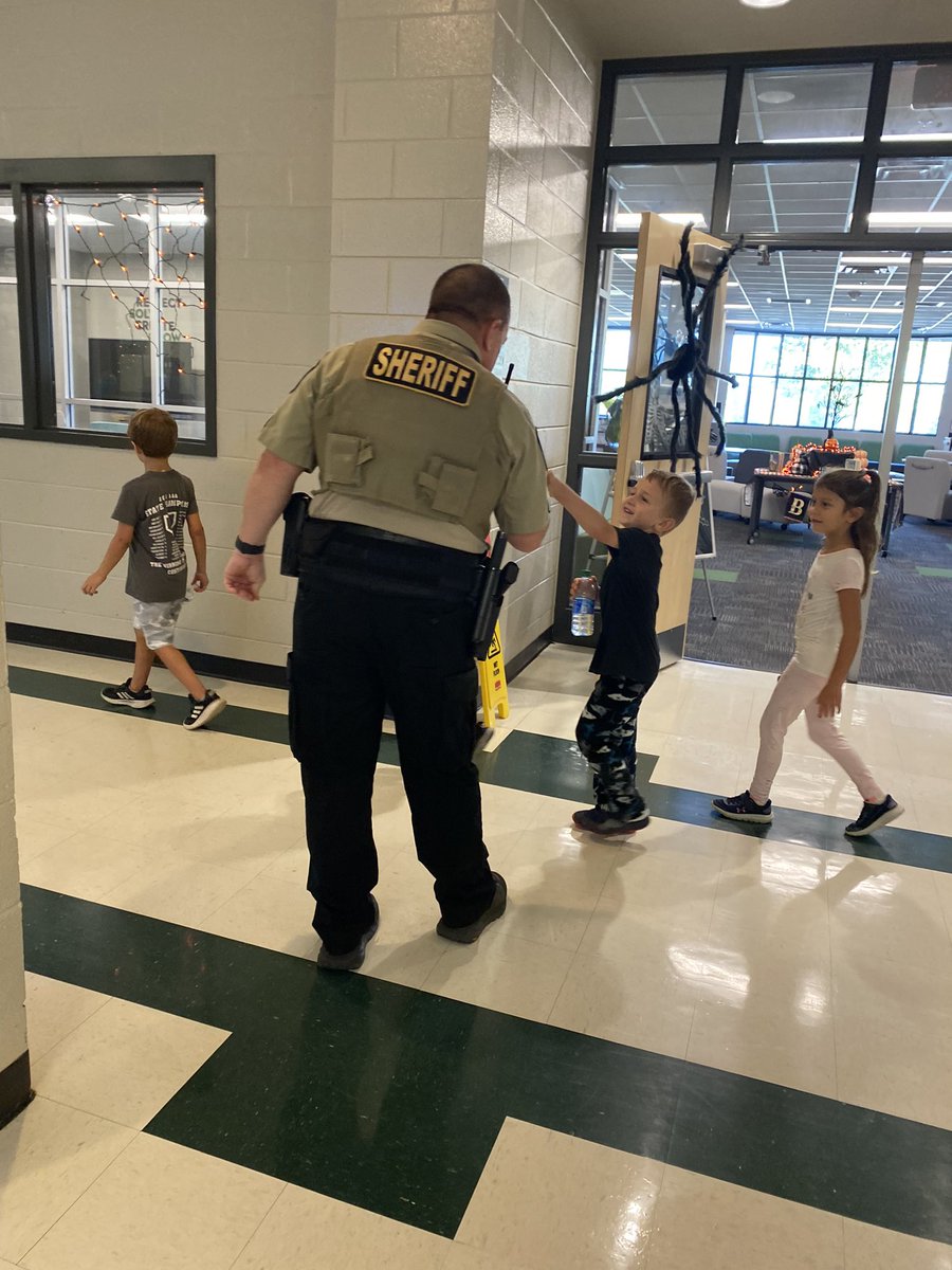 RT @MVESGainesville: We love it when Officer Fleming stops by to visit! @Hall_Schools @HallCountySO https://t.co/EdFbYdi0YS