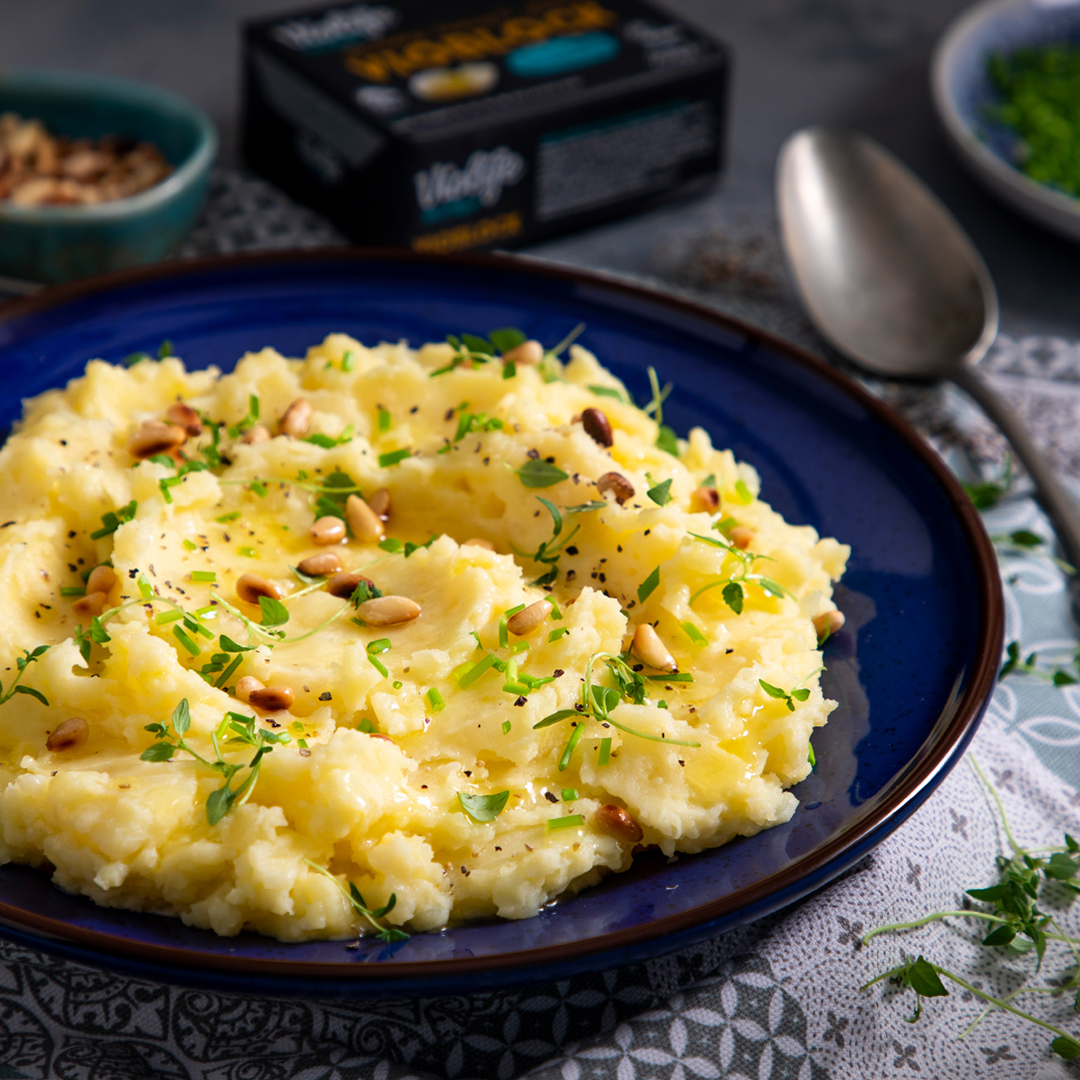 ViolifeFoods's tweet photo. 🥔 𝗠𝗮𝘀𝗵𝗲𝗱 𝗣𝗼𝘁𝗮𝘁𝗼𝗲𝘀 with our brand new 𝗩𝗜𝗢𝗕𝗟𝗢𝗖𝗞 🙈 
Hungry yet...? 🤤
DIY 👉 https://t.co/DQ2e5PyPWr 

#Violife #VeganMashedPotatoes #VIOBLOCK https://t.co/a4qHSXVrn4