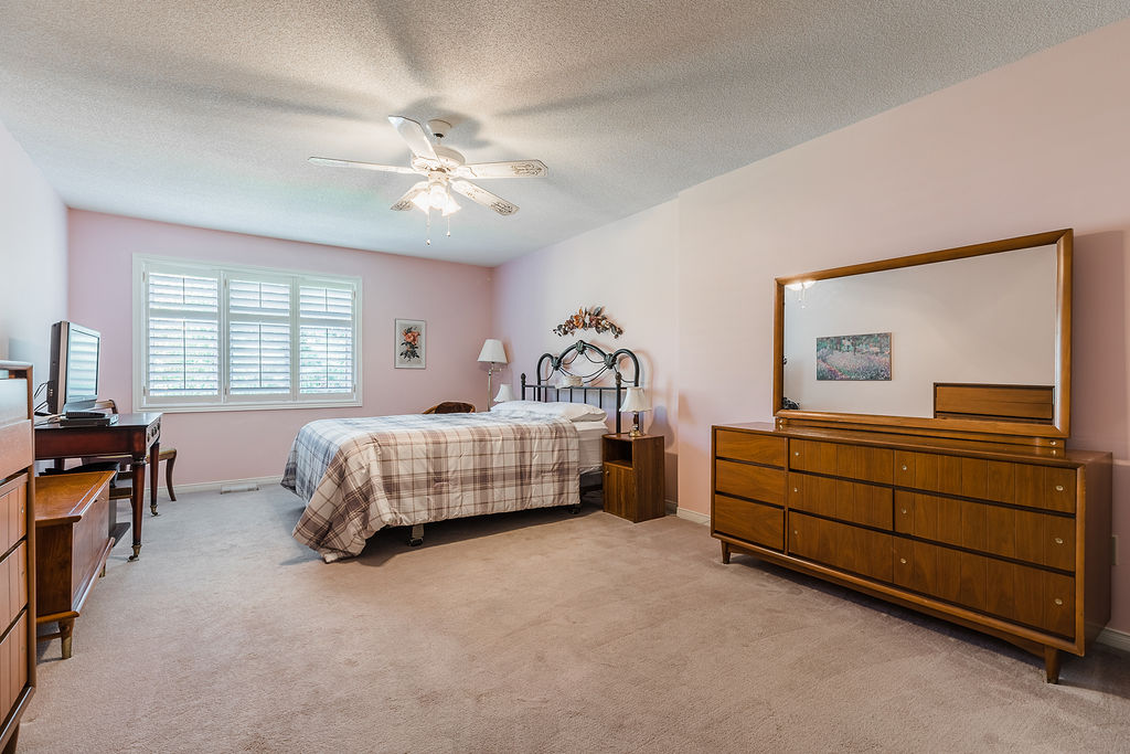 TheKuchmaTeam's tweet photo. Great value! At over 1500 square feet, this home is perfect for first time buyers/young families or those looking to downsize. 30-2215 Cleaver Ave is offered at $789,000!
.
.
.
.
#thegregkuchmateam #burlington #realestate #headonforest https://t.co/BmYCctQnaL