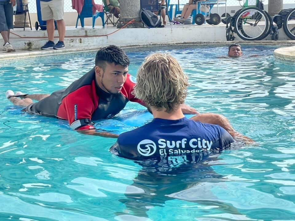 oneteamsv's tweet photo. El surf adaptativo en #ElSalvador 🇸🇻 crece!! Le damos la bienvenida a David, que se une al equipo junto a Johnny 🤙🏼🌊♿️@oneteamsv #colganfoundation @gemini #DraLaila @ParalimpicoES @ISAsurfing @indeselsalvador @AirSupportGrou1 @surfcity @MITURElSalvador @CONAIPD https://t.co/GeuVEwtOMg