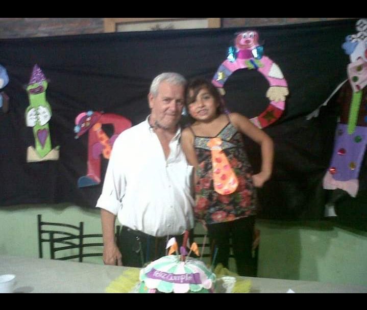 ValeeOscar's tweet photo. Siempre con mis hijas,siempre con su camisa blanca y pantalon negro 💫❤ Gracias Pá... https://t.co/ngogGjUcfX