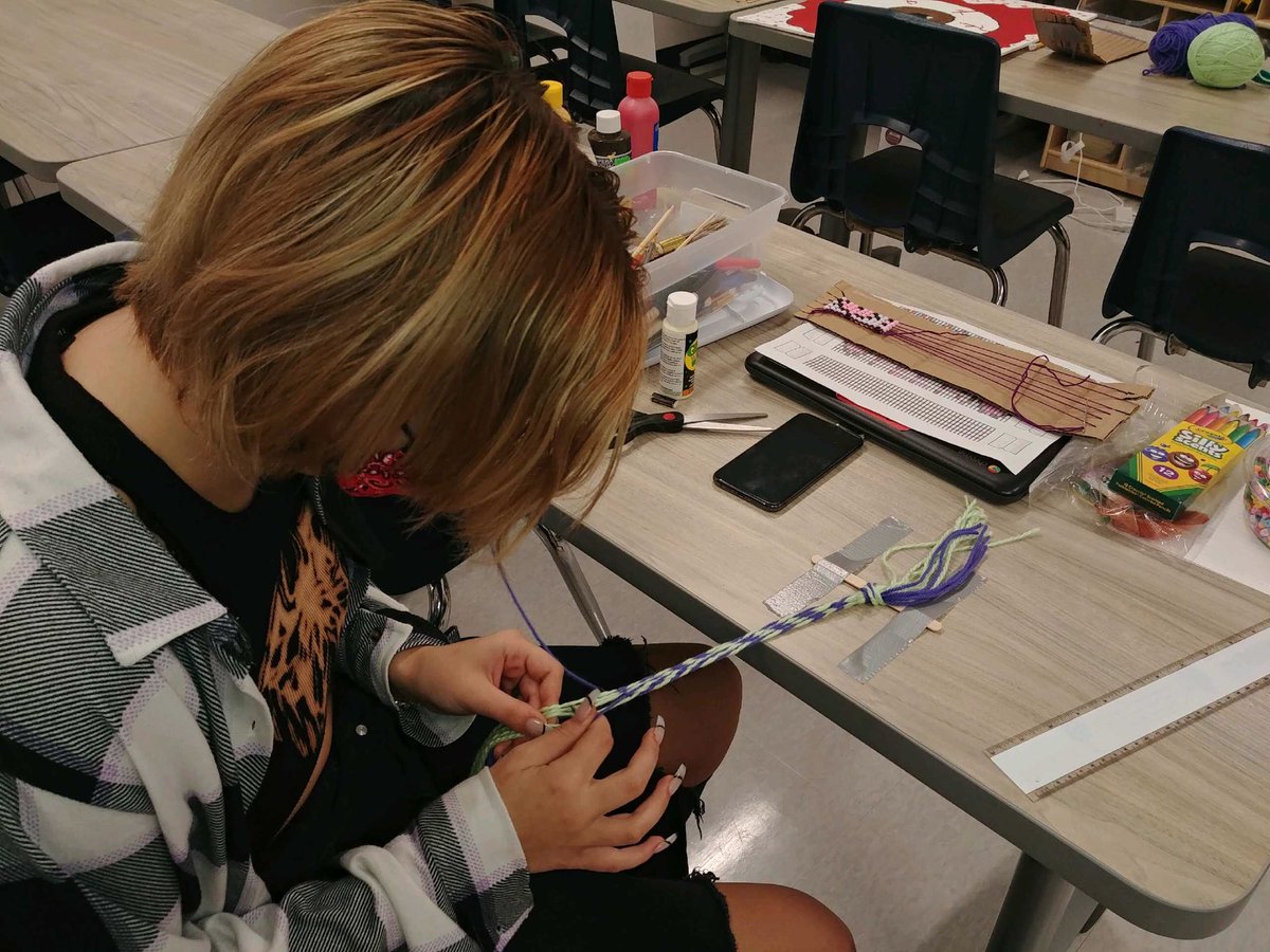 Friday’s feature: Students are Métis finger weaving today at Midland Alt campus. Thank you ⁦<a href="/QuesnelleRuth/">Ruth Quesnelle</a>⁩! ⁦<a href="/SimcoeShoresSS/">Simcoe Shores SS</a>⁩