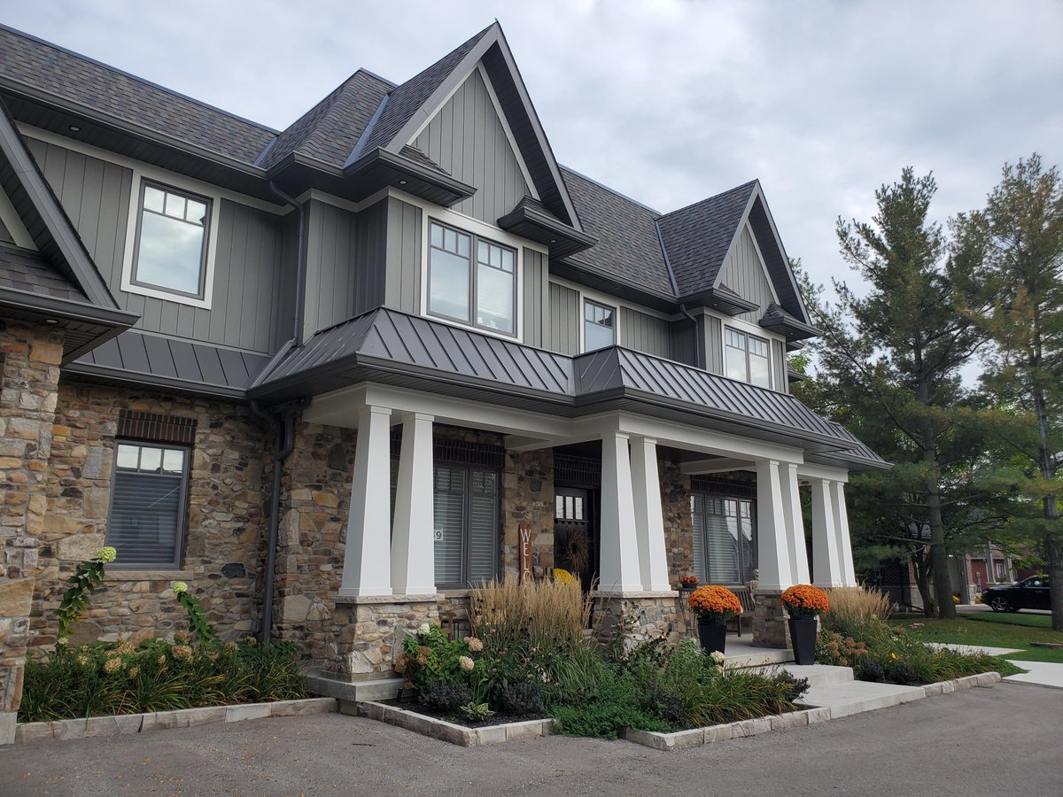 CanCroInc's tweet photo. Charming Nobleton home. Celect Board &amp; Batten siding in Slate with white trim and black soffit, fascia &amp; eavestrough. #celectsiding #royalbuildingproducts https://t.co/OriItaYsSw