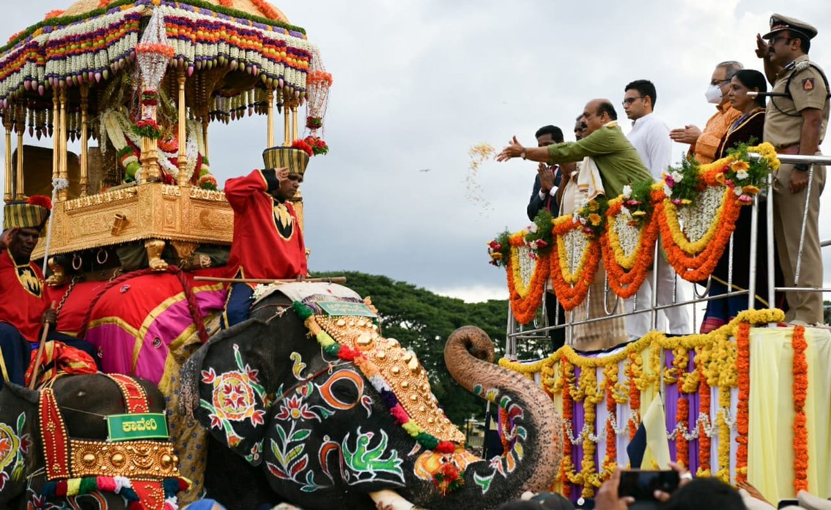 BSBommai's tweet photo. ವಿಜಯದಶಮಿಯ ಪ್ರಯುಕ್ತ ಇಂದು ಮೈಸೂರಿನಲ್ಲಿ ವಿಶ್ವ ವಿಖ್ಯಾತ ದಸರಾ ಜಂಬೂಸವಾರಿಯನ್ನು ತಾಯಿ ಚಾಮುಂಡೇಶ್ವರಿ ದೇವಿಗೆ ಪುಷ್ಪಾರ್ಚನೆ ಮಾಡುವ ಮೂಲಕ ಚಾಲನೆ ನೀಡಲಾಯಿತು.

ಎಲ್ಲರಿಗೂ ಮತ್ತೊಮ್ಮೆ ವಿಜಯದಶಮಿಯ ಶುಭಾಶಯಗಳು. ಬನ್ನಿ ತಗೊಂಡ ನಾವು ನೀವು ಬಂಗಾರದಂಗ ಇರೋಣ... https://t.co/evhv363D7Q