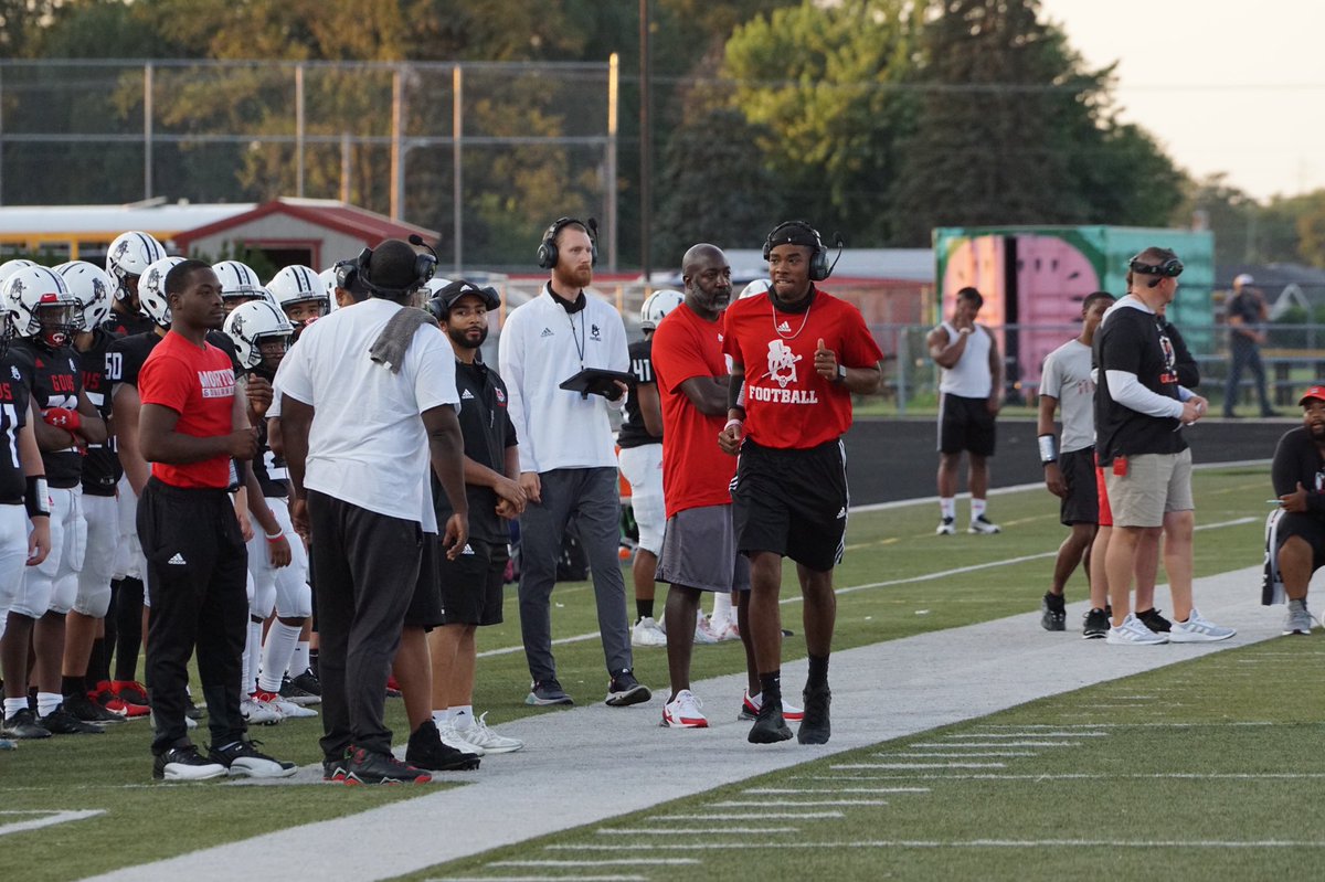 tmiles925's tweet photo. No football Friday again but just wanted to post a little coach appreciation. This team has had many things not go as planned and these coaches continue to put in every effort to make these kids better on and off the field. @MortonGovsFball https://t.co/TyFasSXLPK