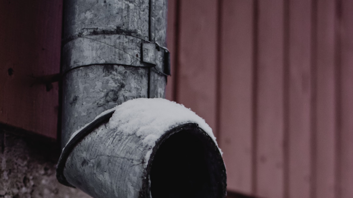 Now's the time to tidy your garden before the frost sets in - clean your BBQ, sweep the decking and put the table and chairs safely away  #Autumn ow.ly/krvP50Gldo2