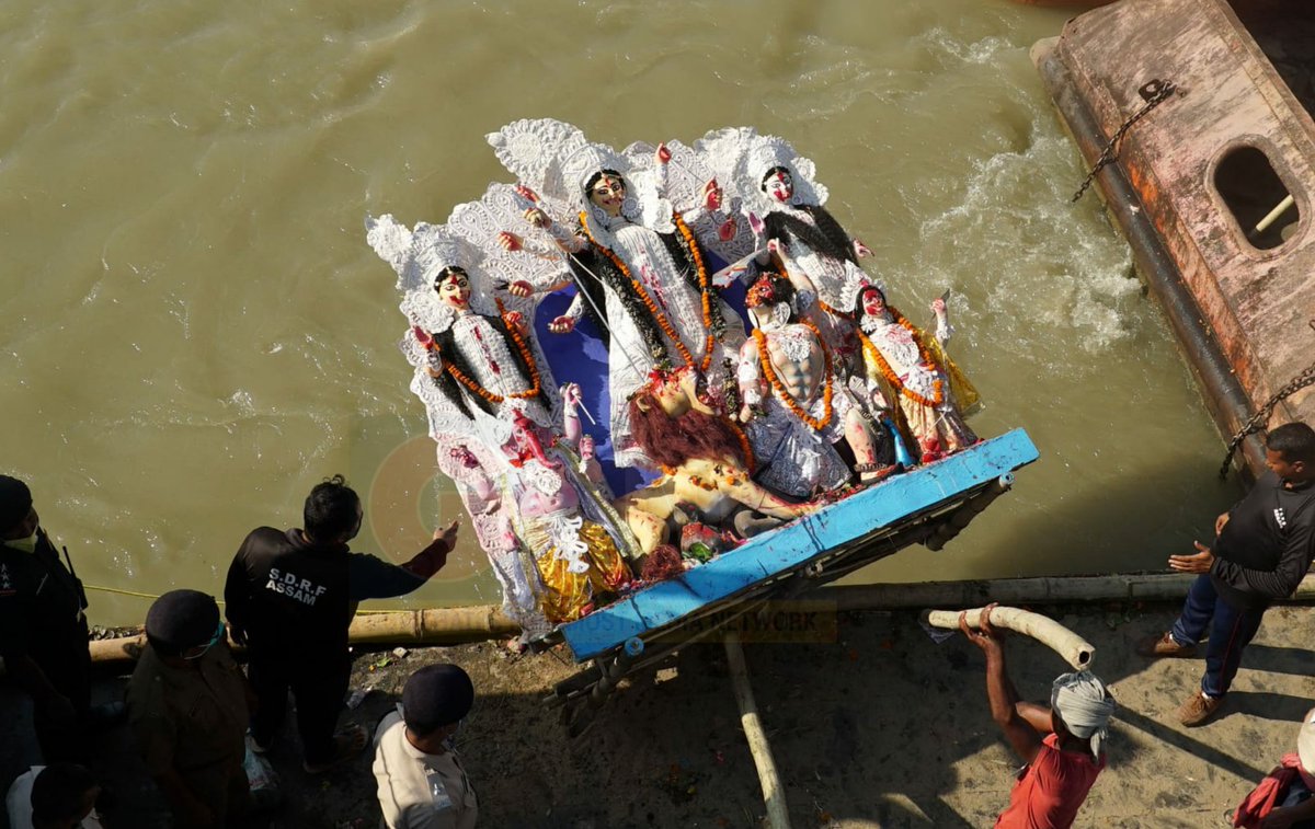 guwahatiplus's tweet photo. #PHOTO | Idol immersion at Lachit Ghat, #Guwahati. 

📷 Surajit Sharma 

#Dashami #DurgaPuja2021 https://t.co/PK4Uo9i4pj