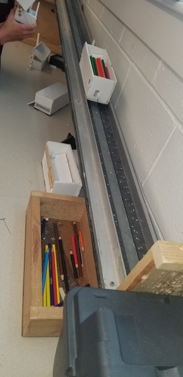 Shohentell's tweet photo. This morning in Engineering & Robotics 1 students are building machines that change the direction of force. #MHSstem #bilingualeducation #papert https://t.co/tadetnSLh2