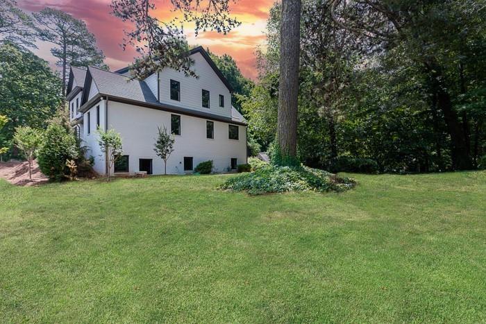 AtlRealtyDotCom's tweet photo. 🏡 New, move-in-ready construction near Chastain Park 🏡 This traditional-style construction in Sandy Springs offers an abundance of luxurious features you wouldn’t want to miss. #PriceAndLocation https://t.co/qDOEmizey3 https://t.co/HqS2ohUMof