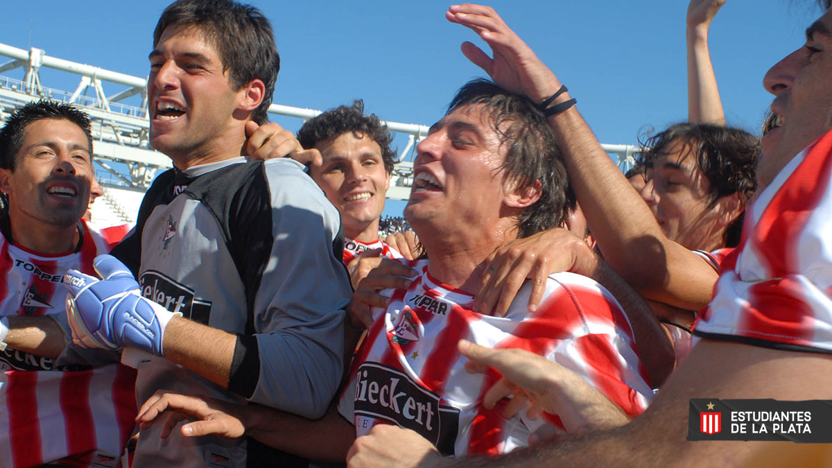 EdelpOficial's tweet photo. ⚽ ¡Se cumplen 15 años de la máxima goleada en el #ClásicoPlatense! Aquella soleada tarde, vencimos 7⃣▪0⃣a nuestro rival histórico con goles de Calderón (3), Galván (2), Pavone y Lugüercio. Un triunfazo inolvidable que marcó el camino hacia un nuevo título

📅 15.10.2006 🇦🇹 https://t.co/O38WtcFaHE