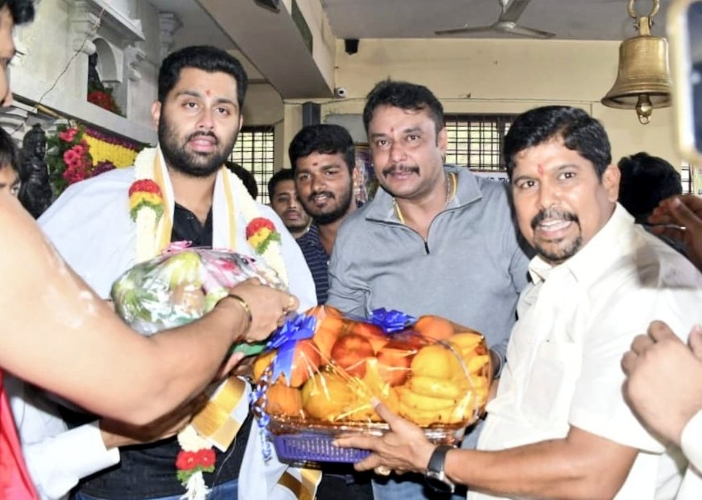 DarshanShankar4's tweet photo. #Exclusive_Pics of #Boss 🖤
ದುರ್ಗಾ ಪರಮೇಶ್ವರಿ ಅಮ್ಮನವರ ದೇವಸ್ಥಾನಕ್ಕೆ ಚಾಲೆಂಜಿಂಗ್ ಸ್ಟಾರ್ ದರ್ಶನ್, ಯುವ ನಟ ಅಭಿಷೇಕ್ ಅಂಬರೀಷ್ ಭೇಟಿ ಮಾಡಿದ ಸಂದರ್ಭ.
#DBoss #Darshan #RVMN
#BoxOfficeSultan #KrantiBegins
#BossOfSandalwood
#ChallengingStarDarshan
#DarshanThooguDeepaShrinivas
#ಕ್ರಾಂತಿ #Kranti https://t.co/A8GI9USXWM