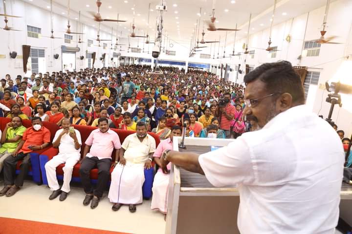 thirumaofficial's tweet photo. திருச்சி #NR_IAS_அகாடமியில் நடைபெற்ற வெற்றிநிச்சயம் எனும் தன்னம்பிக்கையூட்டும் கருத்தரங்கில் தலைமை விருந்தினராகப் பங்கேற்று மாணவர்களிடையே சிறப்புரை ஆற்றினேன். அகாடமியின் இயக்குநர் திரு.#விஜயாலயன் அவர்கள் அறிமுக உரையாற்றினார்.

ஆயிரத்துக்கும் மேற்பட்ட மாணவ- மாணவியர் பங்கேற்றனர். https://t.co/gAUnUELeQL