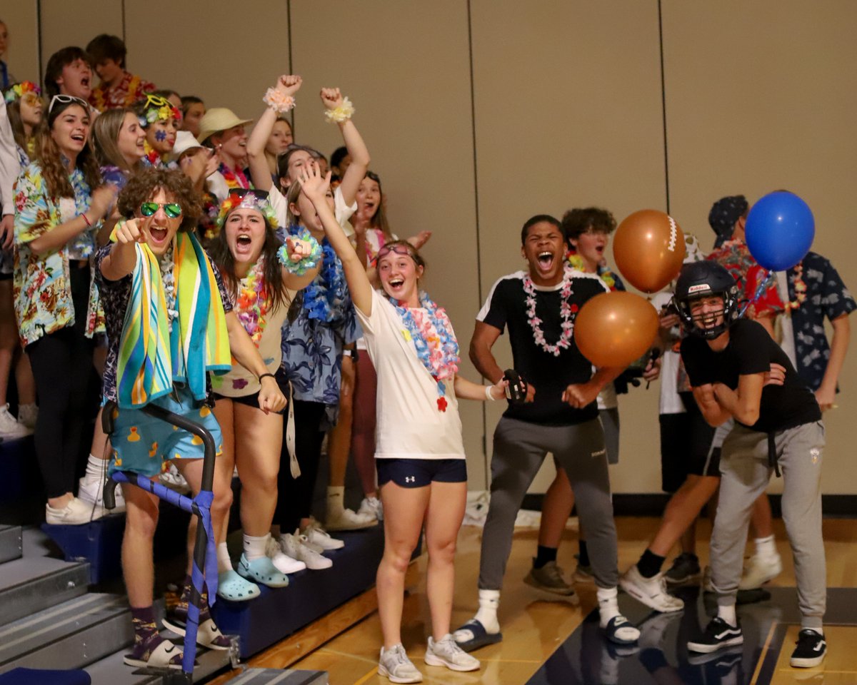 NRHSVball's tweet photo. Thank you to everyone who came out to support all of our teams and give us so much ⚡️ENERGY⚡️ last night! 🙌👏
@NRSection, @NRRangerFootba1, @NRHSGirlsBball, @NRboysBBALL, @NRHSMensSoccer, @Gregkerr12 and all of our friends and families!! 
Photo Credit @amyleigheld https://t.co/DBuC0Shgqf