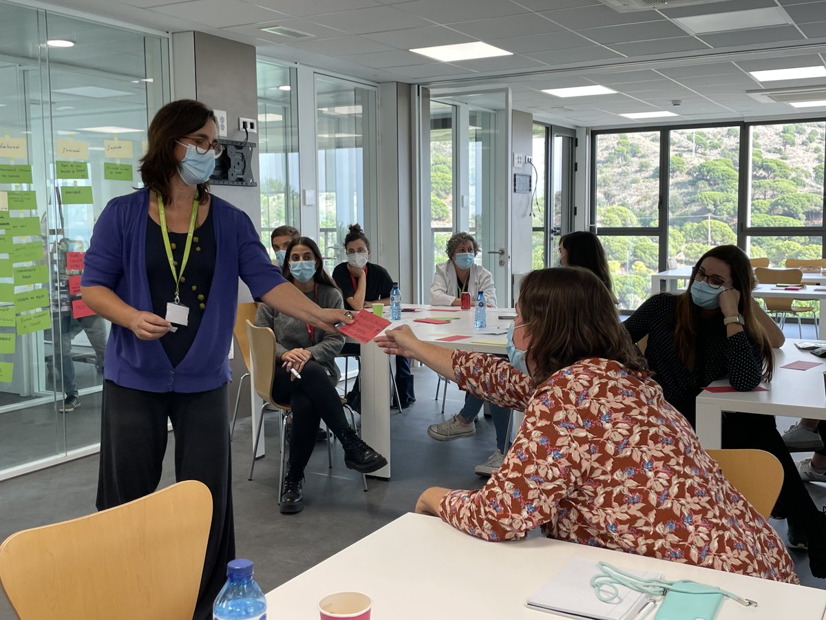 IrsiCaixa's tweet photo. 💡 La Unitat #COVIDPersistent d'#IrsiCaixa, @FLSida i l'@hgermanstrias es reuneix per co-dissenyar circuits més eficients i millorar l'experiència dels i les pacients.

👏🏽 La sessió la dinamitza el #LivingLab d'IrsiCaixa, en el marc #CaixaResearchLivingLab. https://t.co/epJrVCxjAv