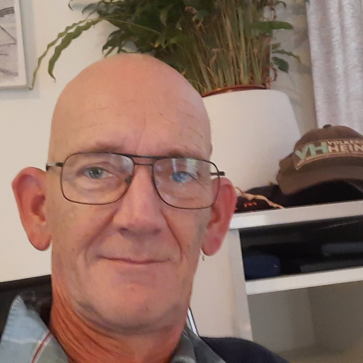 GerlantZ's tweet photo. "Jezelf tegenkomen is niet erg. Zolang je maar eerlijk bent geweest tegen de persoon voor je toen je in de spiegel keek."
Het was me het weekje wel weer. T'zal wel een warm weekend worden.
Toch weer gelukt. #vrmb #vieruurtje #proost. https://t.co/EF7DXWh1Pt
