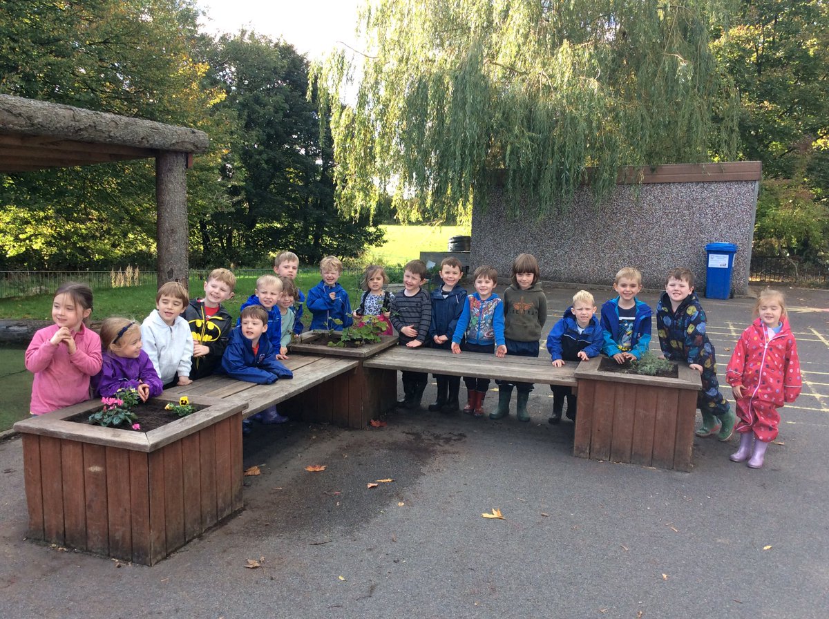 AppleySaintsCE's tweet photo. Flowers planted!#ABASR @FriendsPrimary @WN6_Mums @ShevCommunity @out_saints @appley_b https://t.co/DMReGgkVUl
