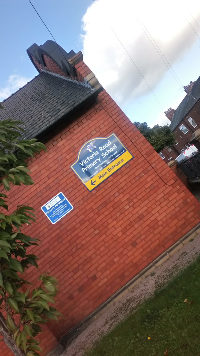 WtonCastlePol's tweet photo. This afternoon PCSOs Nichola and Jake have attended Victoria Road Primary school 🏫 to talk to the children about Halloween 🎃 and Bonfire safety 🎇. https://t.co/V1zf4UXe1j