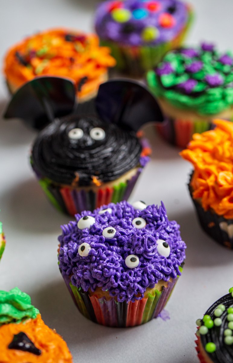 This simple Halloween Cupcake Treat Board features homemade cupcakes, buttercream frosting and everything you need to decorate the perfect festive cupcake!🎃bit.ly/2YS34H8 #HalloweenTreatsWeek AD <a href="/DixieCrystals/">Dixie Crystals Sugar</a>