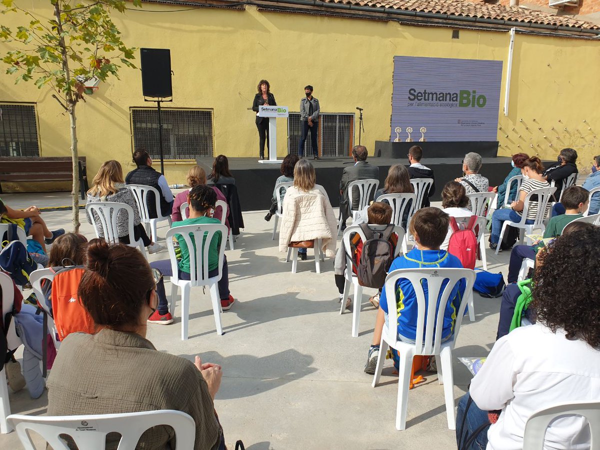 agriculturacat's tweet photo. ✅ Més de 150 activitats arreu de Catalunya amb motiu de la Setmana Bio per l'alimentació ecològica.

🏆 La consellera @TeresaJorda ha fet la presentació i ha lliurat el Premi Escola, Agricultura i Alimentació Ecològica a l'Escola Finestres de Mieres.

👉https://t.co/ympE2hfXJN https://t.co/x3KMWFCw83