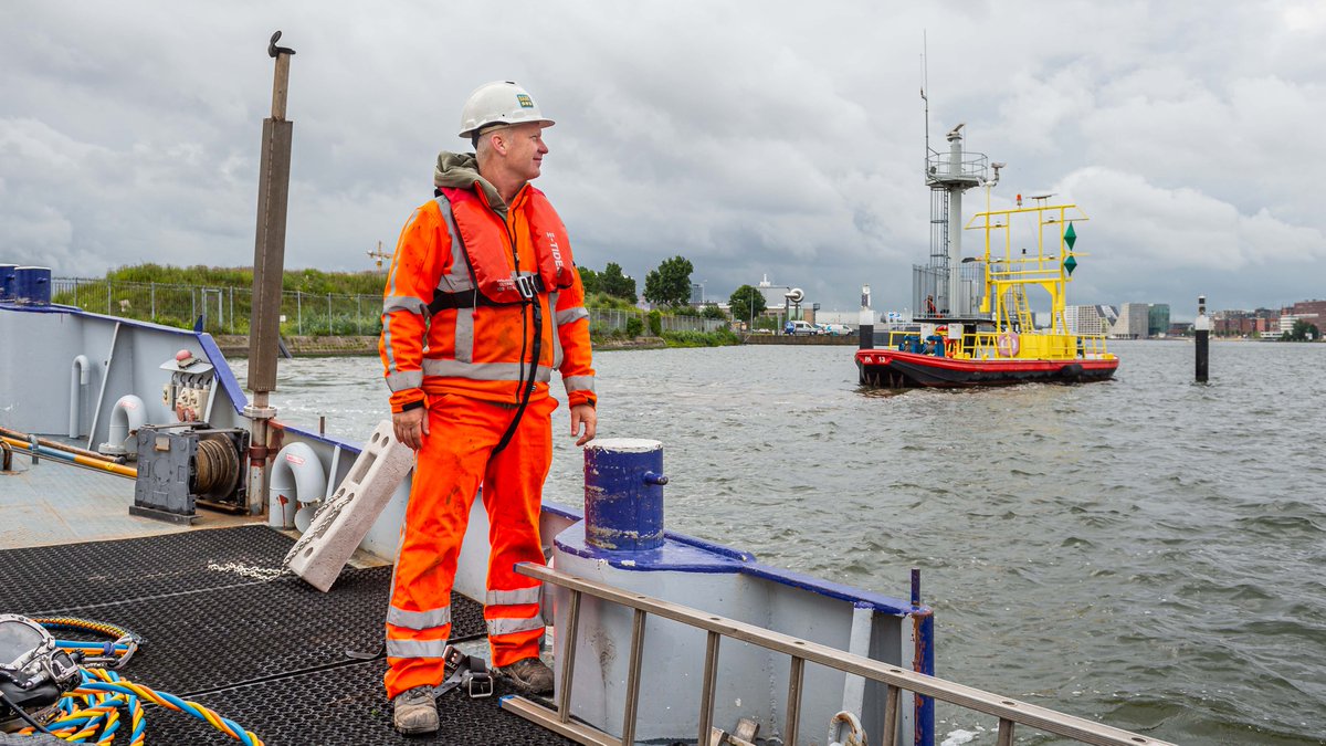Compass_CIUK's tweet photo. The shore radars along the North Sea Canal are managed by the Dutch Ministry of Infrastructure and contain critical fibre connections for shipping. The critical connections must be continuously monitored during repair work on the fibre optic trace. https://t.co/8rF3DtoPE7