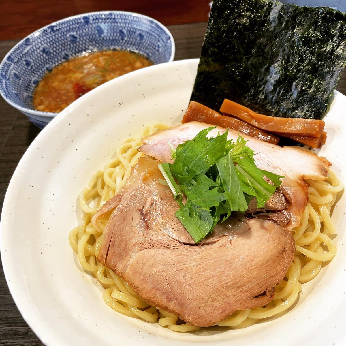 nazuna073's tweet photo. 東松山「奔放」
醤油つけ麺中(930円)
和え玉(200円)

免許とってて良かったと思える日

遠路遥々埼玉の有名店へ。
つゆは節やら葱やらの香りが
たっぷり入った背脂魚介系。
もっちり自家製麺に塩気の強い
甘口醤油が絡んでめちゃくちゃ美味しい。
和え玉はニボ醤に
ツナっぽい焼豚が染み込んでうまま。 https://t.co/hOYZZiFLBC